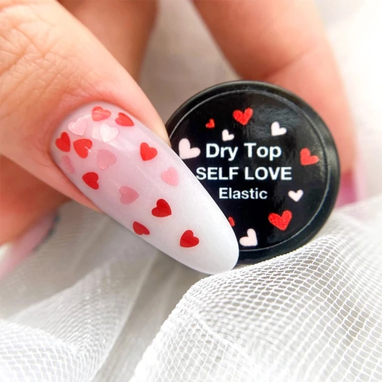 elarto-top-hybrydowy-z-rozowo-czerwonymi-serduszkami-elastic-dry-top-self-love-bride-edition-7-ml-stylizacja.webp