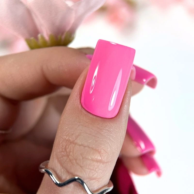 Lacogel Cool Pink nr 906 - stylizacja na paznokciach, chłodny neonowo-pastelowy róż