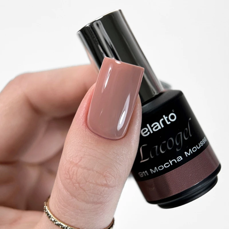 elarto-lakier-hybrydowy-lacogel-mocha-mousse-holo-cat-eye-nr-911-7-ml-stylizacja.webp