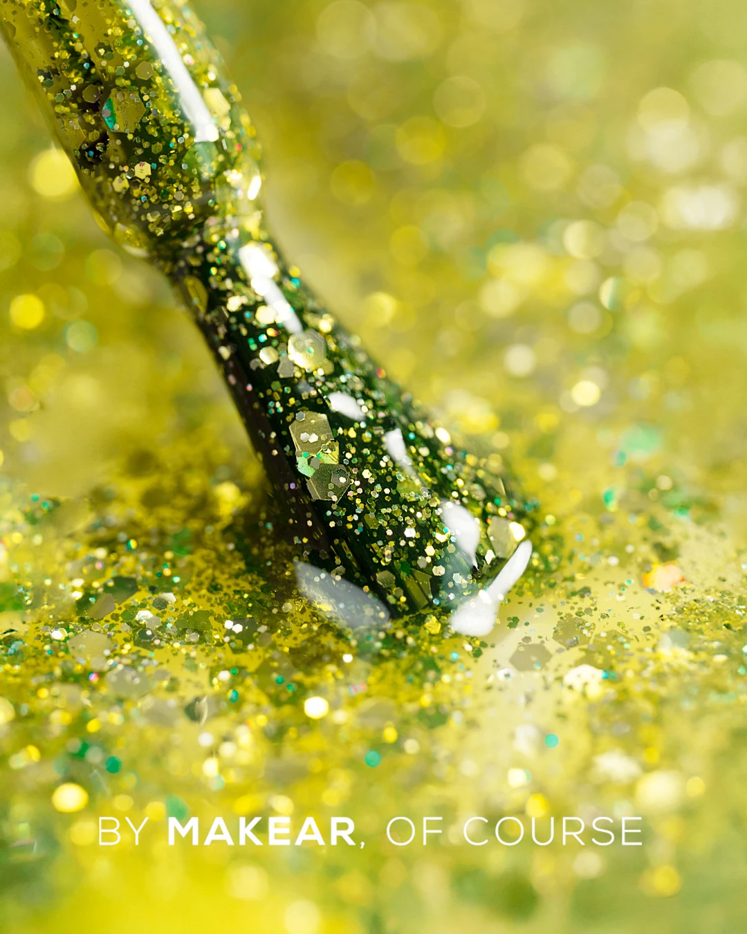 Makear Stellar S64 - żółty lakier hybrydowy z brokatem i konfetti, swatch na paznokciach, 8 ml