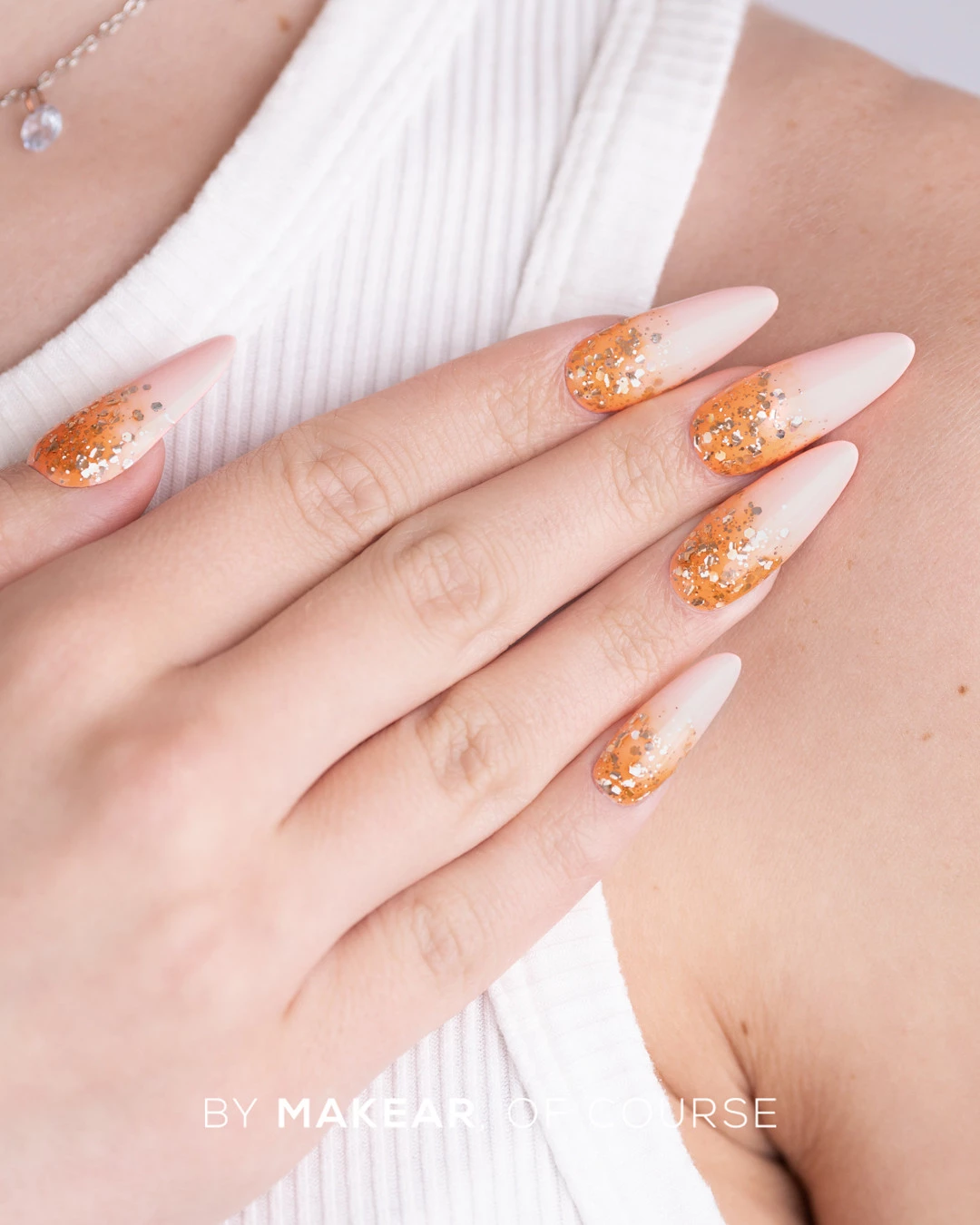 Makear S65 - ciepła półtransparentna pomarańcz z biało-srebrnymi drobinami, manicure hybrydowy, 8 ml