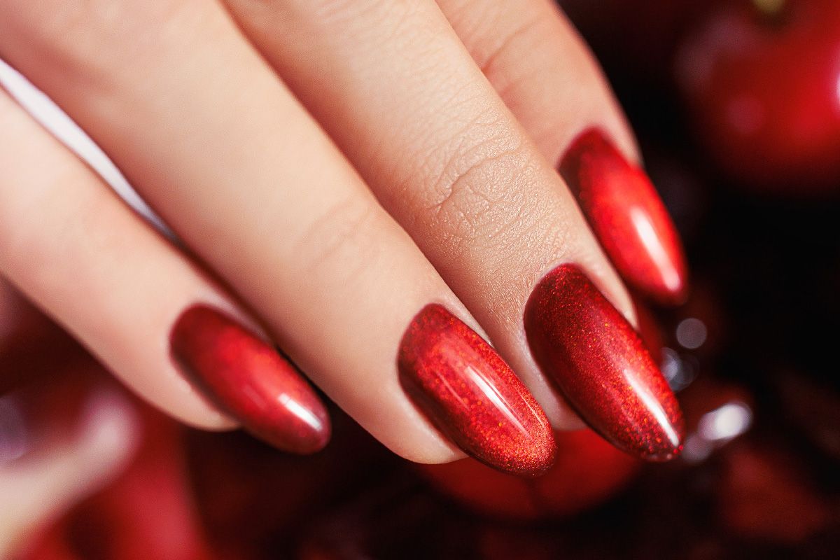 Stylizacja paznokci lakierem Cat Eye No. 429 Cherry Lady - wiśniowa czerwień z magnetyczną smugą kociego oka