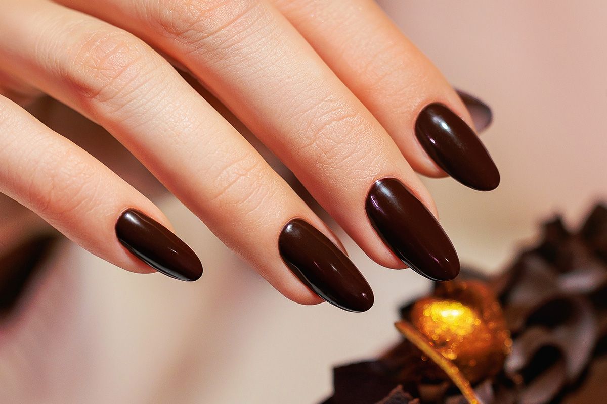 Manicure lakierem 428 Lava Cake - głęboki, czekoladowy brąz na paznokciach