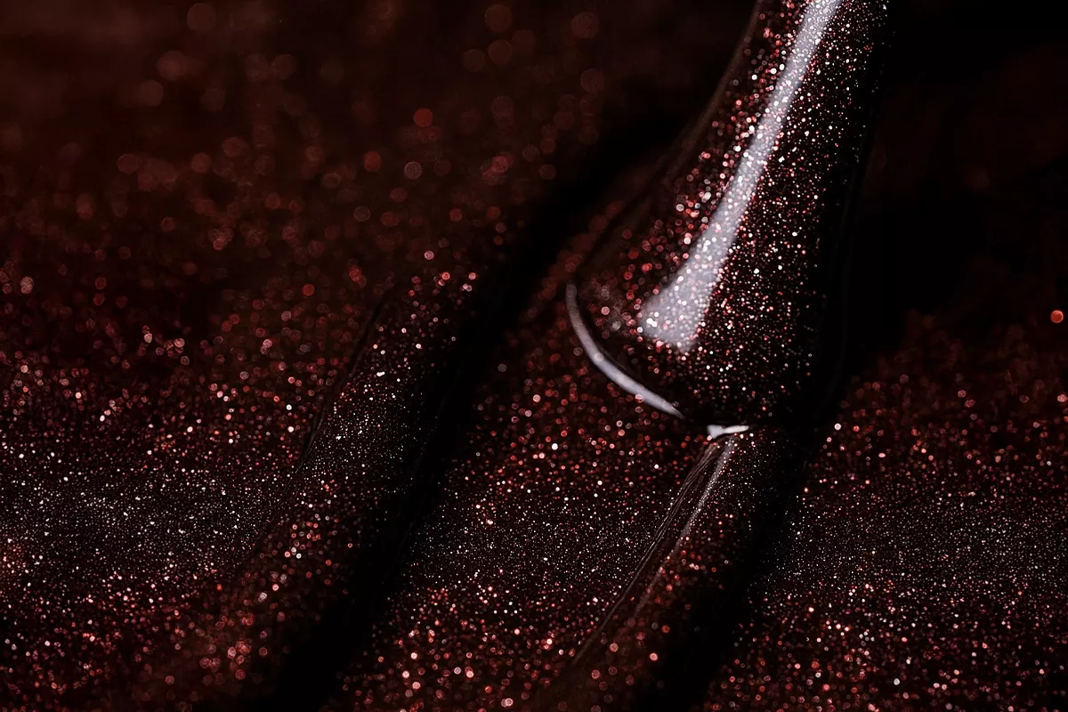 Manicure w odcieniu Cat Eye 427 Sparkle Brownie - magnetyczny brąz z blaskiem na płytce