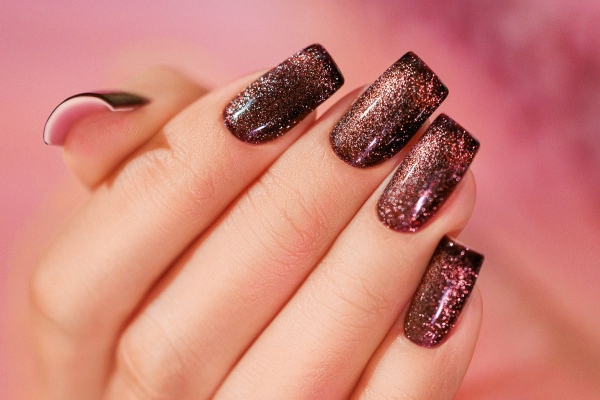 Stylizacja paznokci lakierem Cat Eye No. 427 Sparkle Brownie - brąz z magnetycznym shimmerem kociego oka