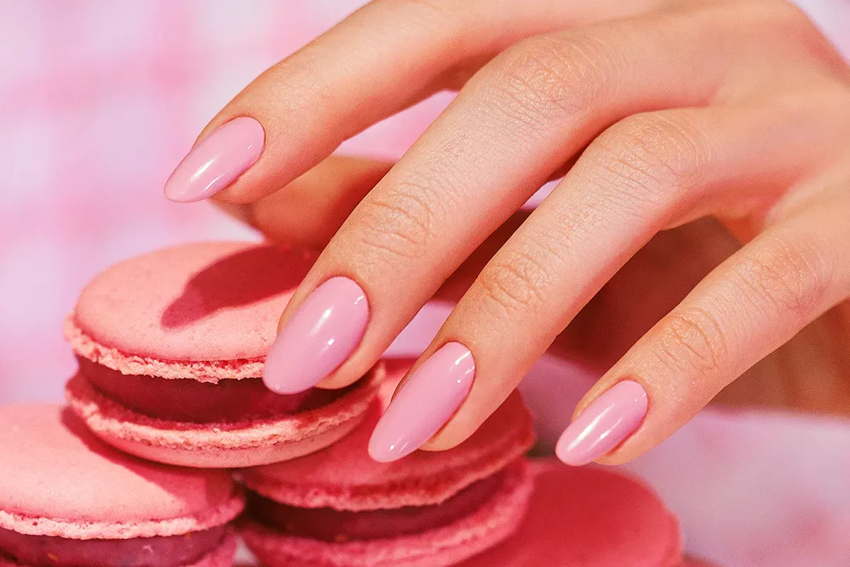 Stylizacja paznokci lakierem hybrydowym Victoria Vynn Gel Polish 425 MacaRose 8 ml w delikatnym, pudrowo różowym odcieniu