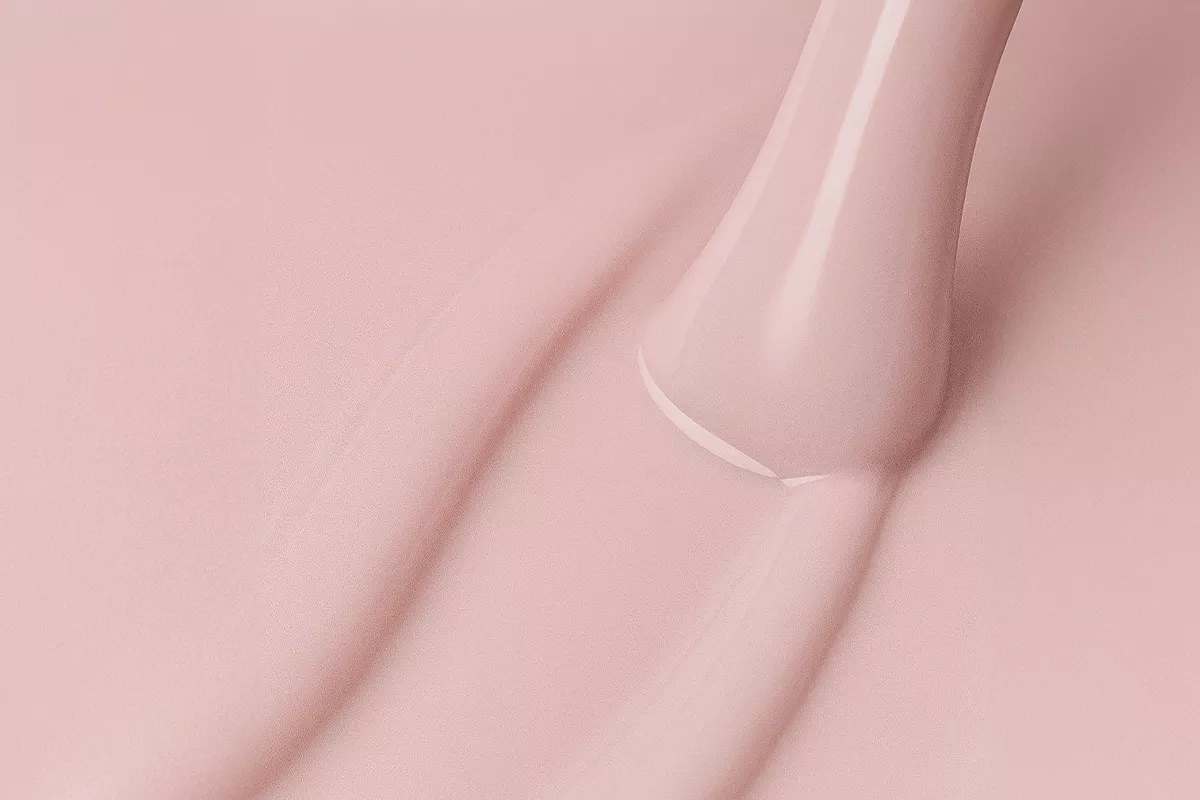 Manicure lakierem 424 Nugat - beżowy orzechowy nude w tonie nugatu na paznokciach