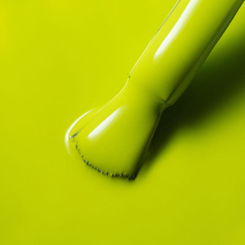 Lacogel Lime Crime nr 678S - zbliżenie na limonkową zieleń, kremowe pełne krycie