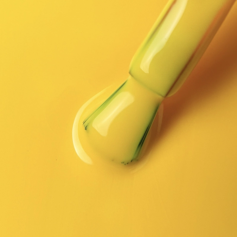 Lacogel Lemon Squeezy nr 623 - zbliżenie na cytrynową żółć ze złotem, kremowe pełne krycie