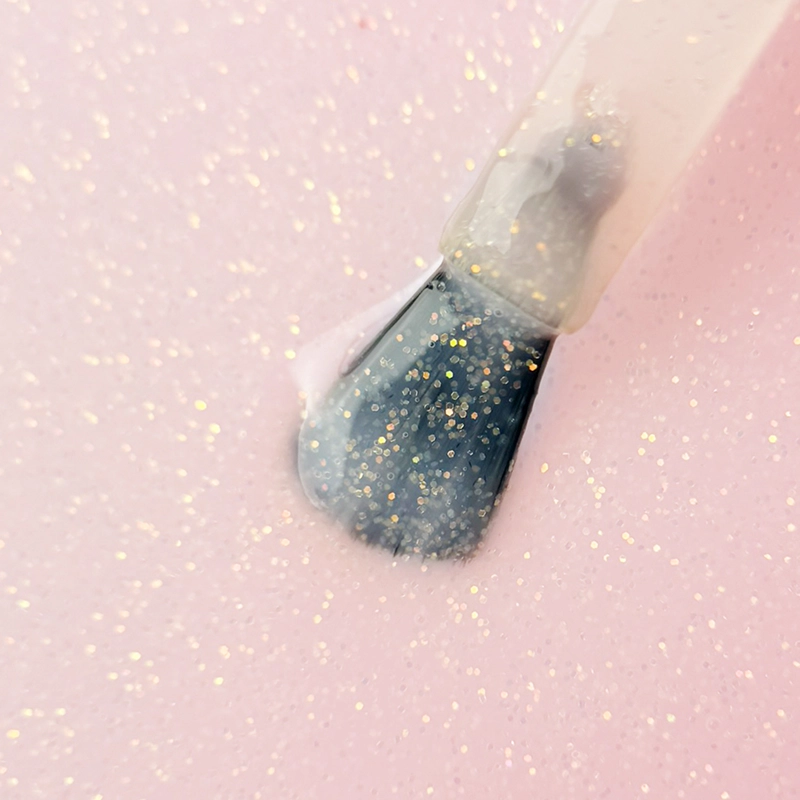 Lacogel Elegant nr 685 - zbliżenie na półtransparentny beż z tęczowymi drobinkami