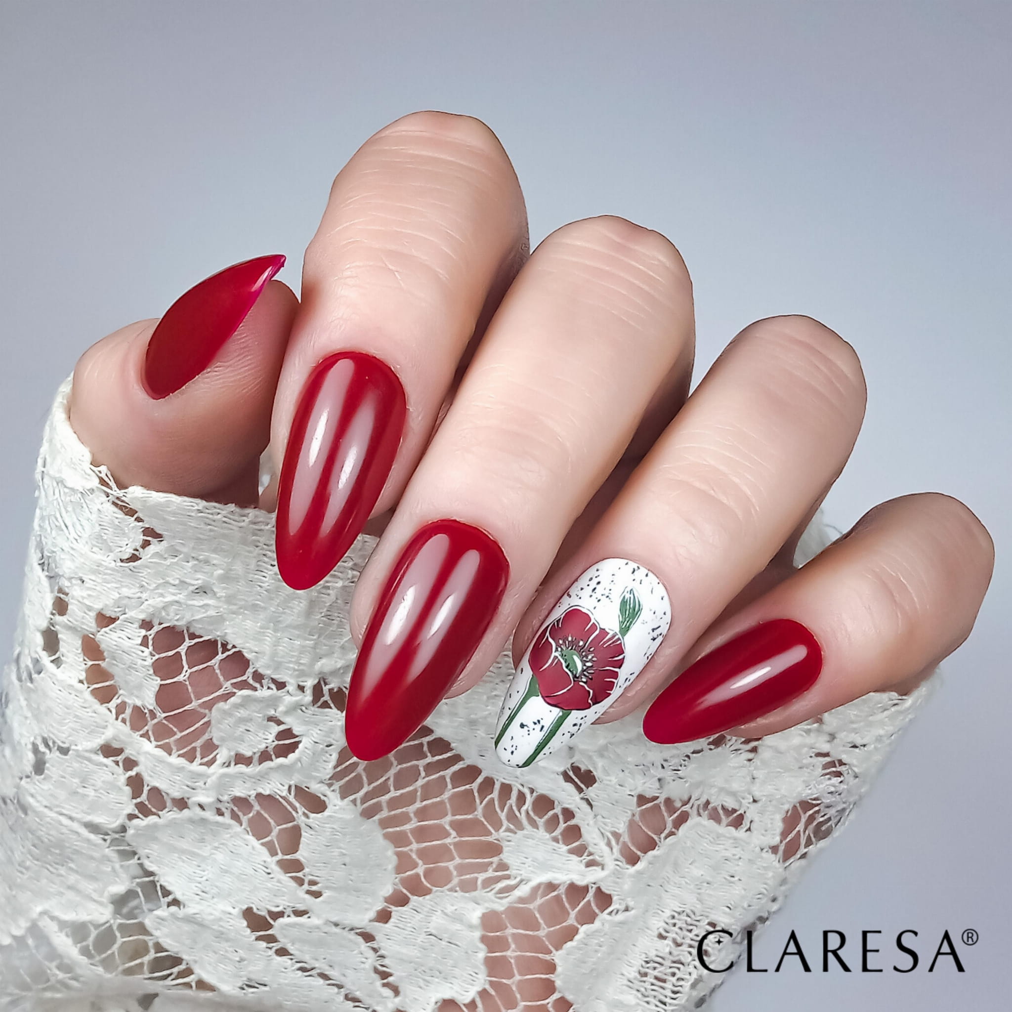lakiery-hybrydowe-Kiss-Me-6,-White-1000,-Paint-Gel-Black-na-paznokciach.jpg