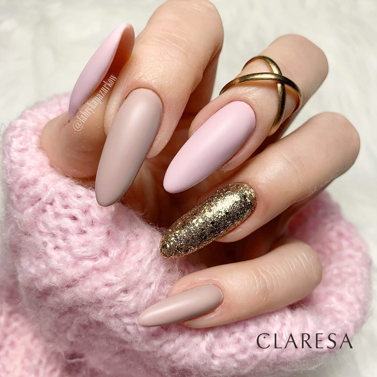 Lakier hybrydowy Claresa Nude 108 — swatch pudrowego beżoworóżu w kremowym wykończeniu