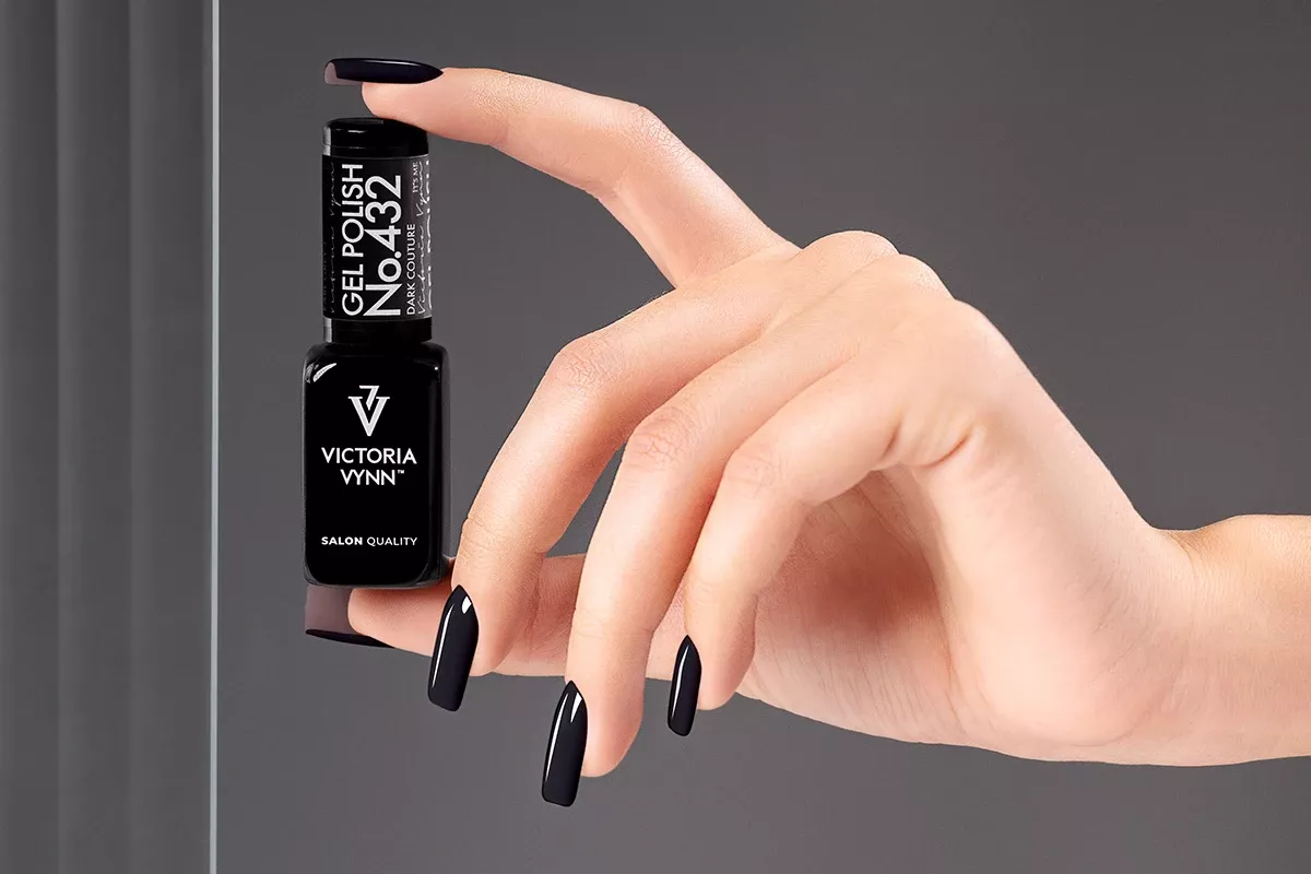 Lakier hybrydowy Victoria Vynn Dark Couture 432 - ciemny grafitowy manicure wieczorowy na paznokciach