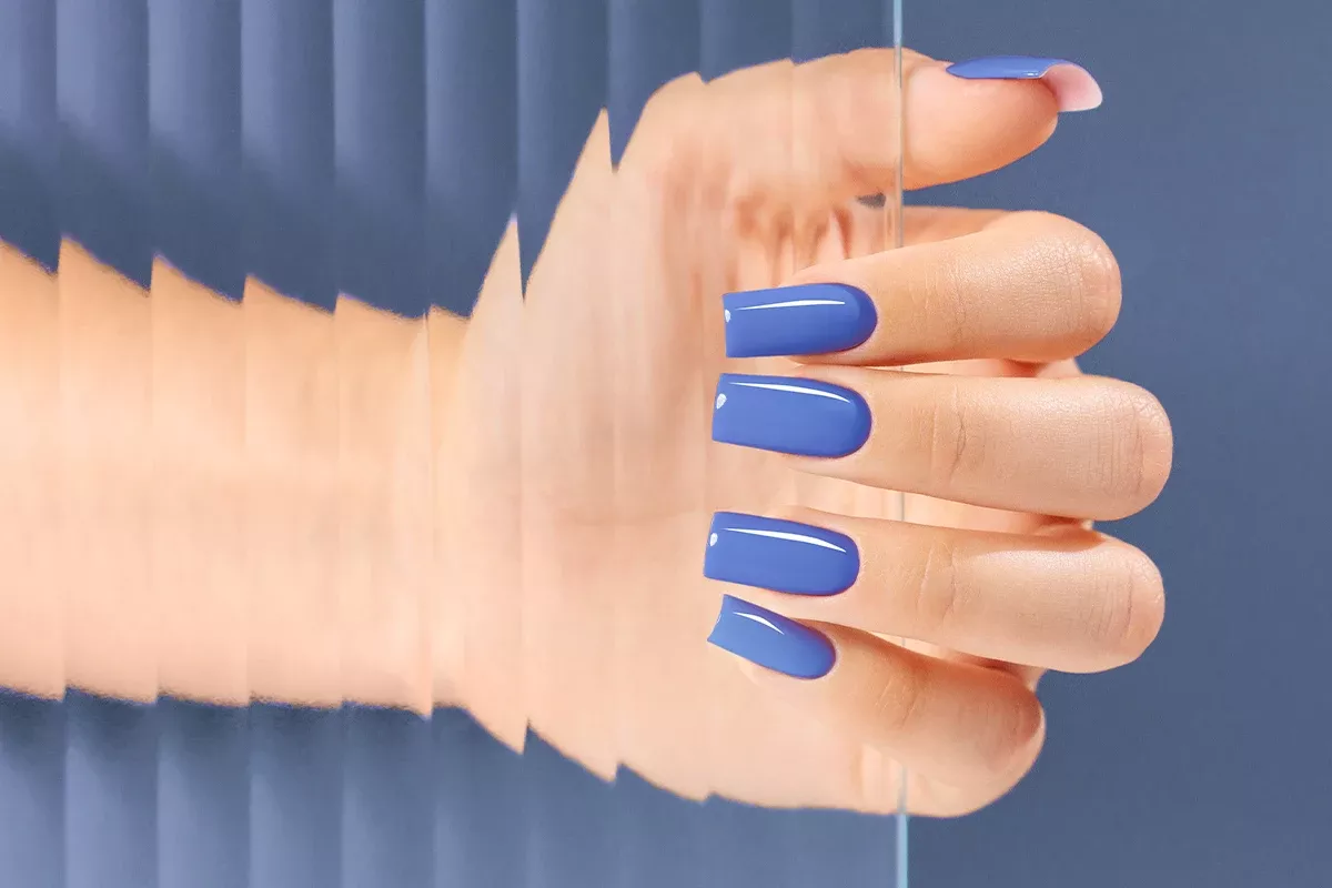 Lakier hybrydowy Victoria Vynn Jeanious 433 - denimowy granatowy manicure casual na paznokciach