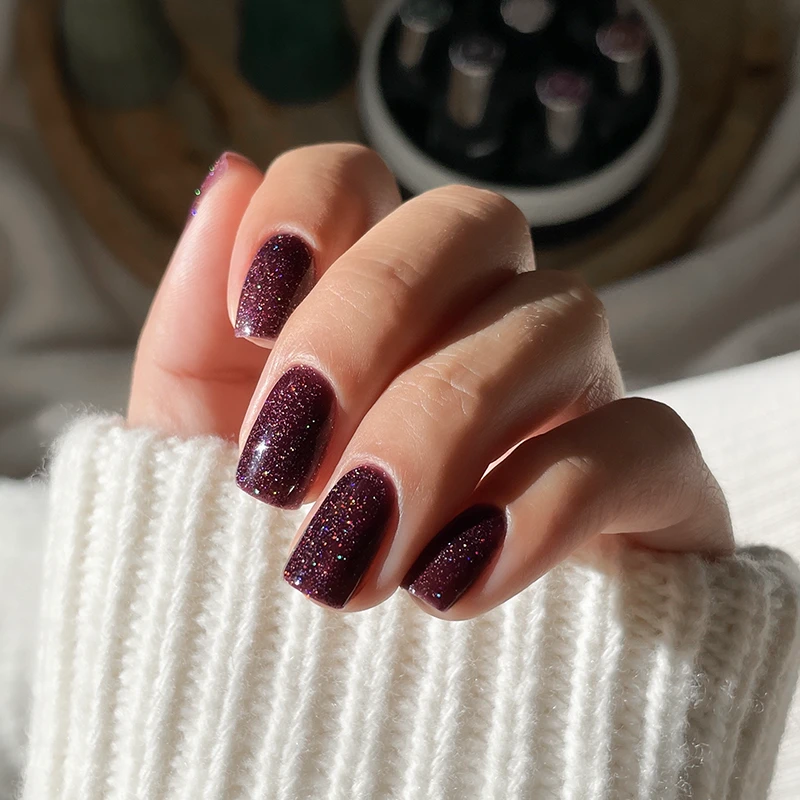 Lacogel Bomb(k)owo! nr 944 - manicure w głębokim burgundowym fiolecie z holograficznym migotaniem