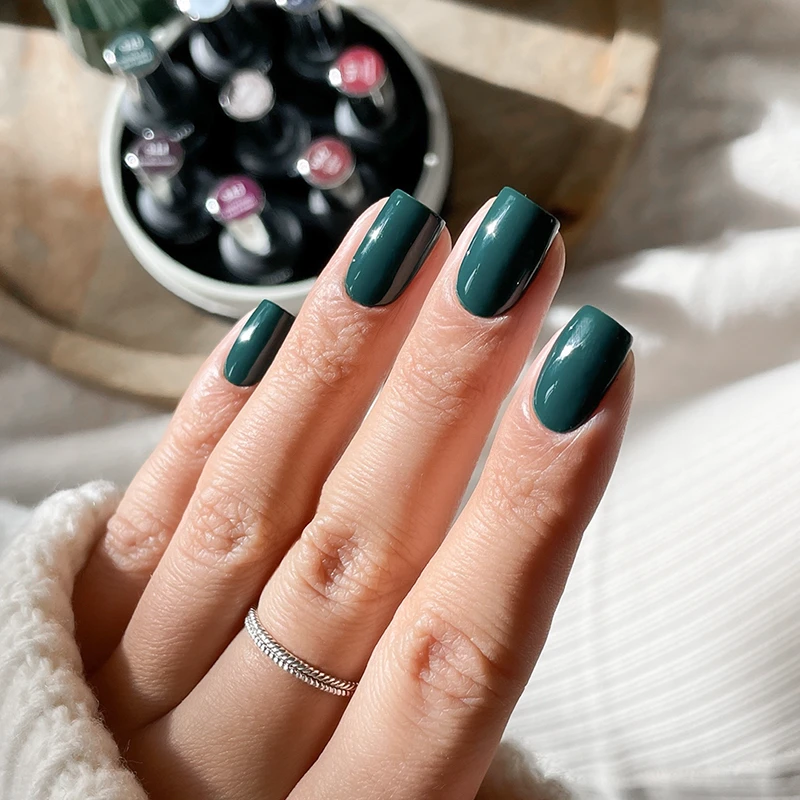 Lacogel Nie Ma Lipy, Jest Jodła! nr 945 - manicure w nasyconej butelkowej zieleni bez drobinek