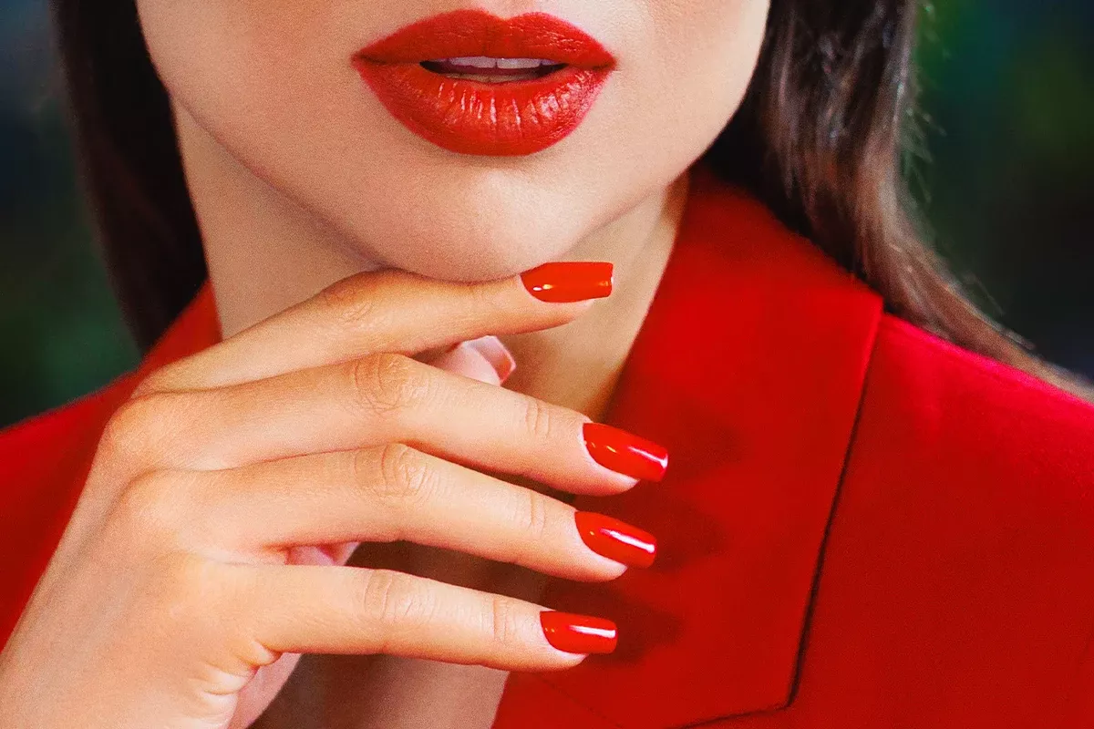 Stylizacja lakierem 443 Timeless Red - elegancki klasyczny czerwony manicure
