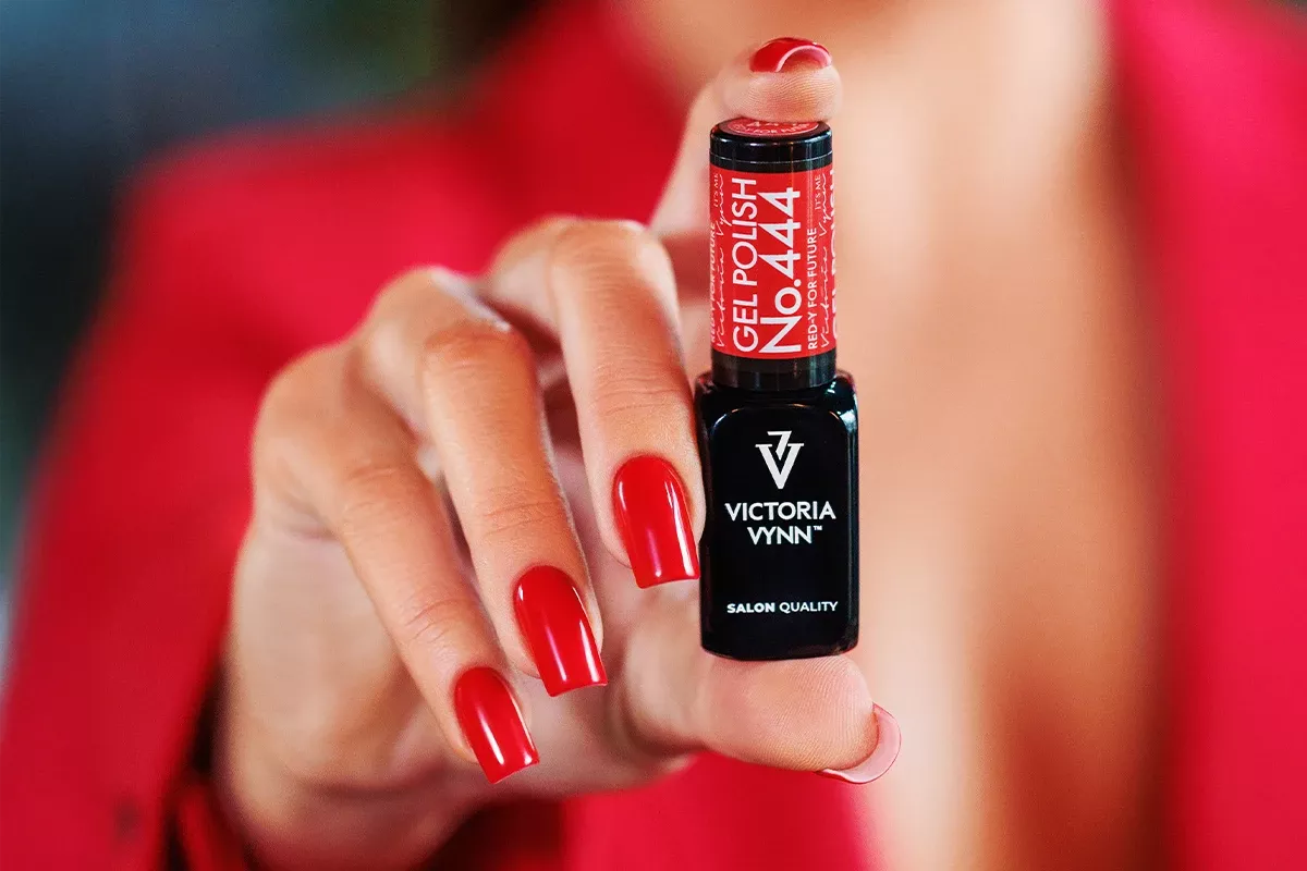 Stylizacja lakierem 444 Red-y for Future - odważny krwisty czerwony manicure
