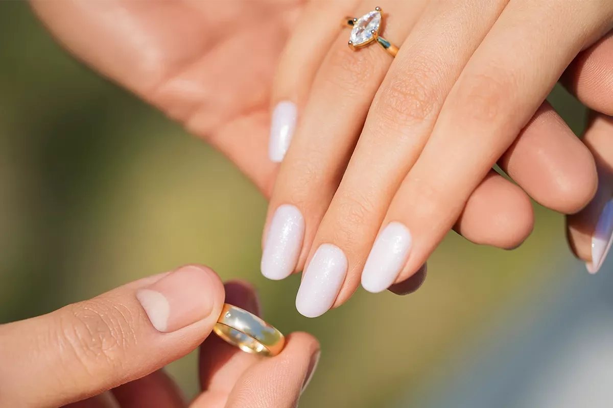 Efekt mlecznobiałego manicure z drobinką VV 460 Diamond Ring na paznokciach