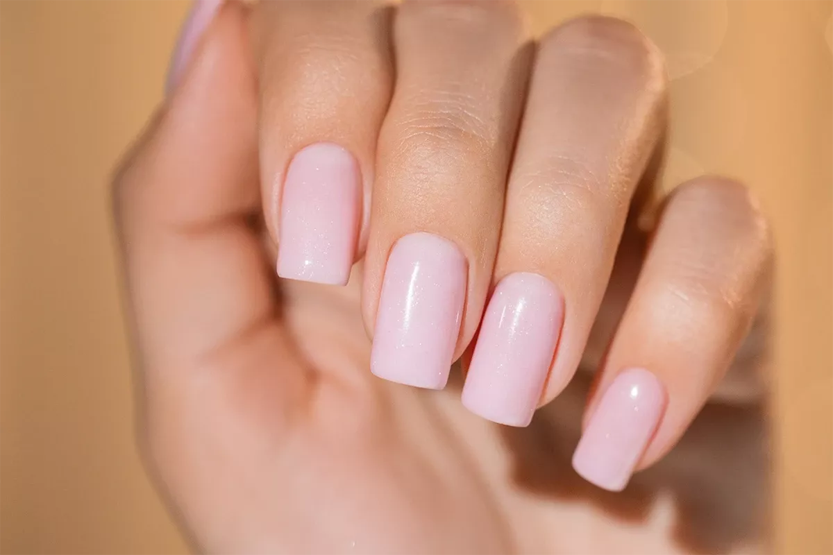 Efekt różowego manicure z szampańską drobinką VV 462 Sparkle Toast na paznokciach