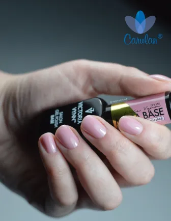 Mega Base Pink 15 ml - dlon z flakonikiem, rozowy manicure na krotkich zaokraglonych paznokciach, efekt gotowego koloru