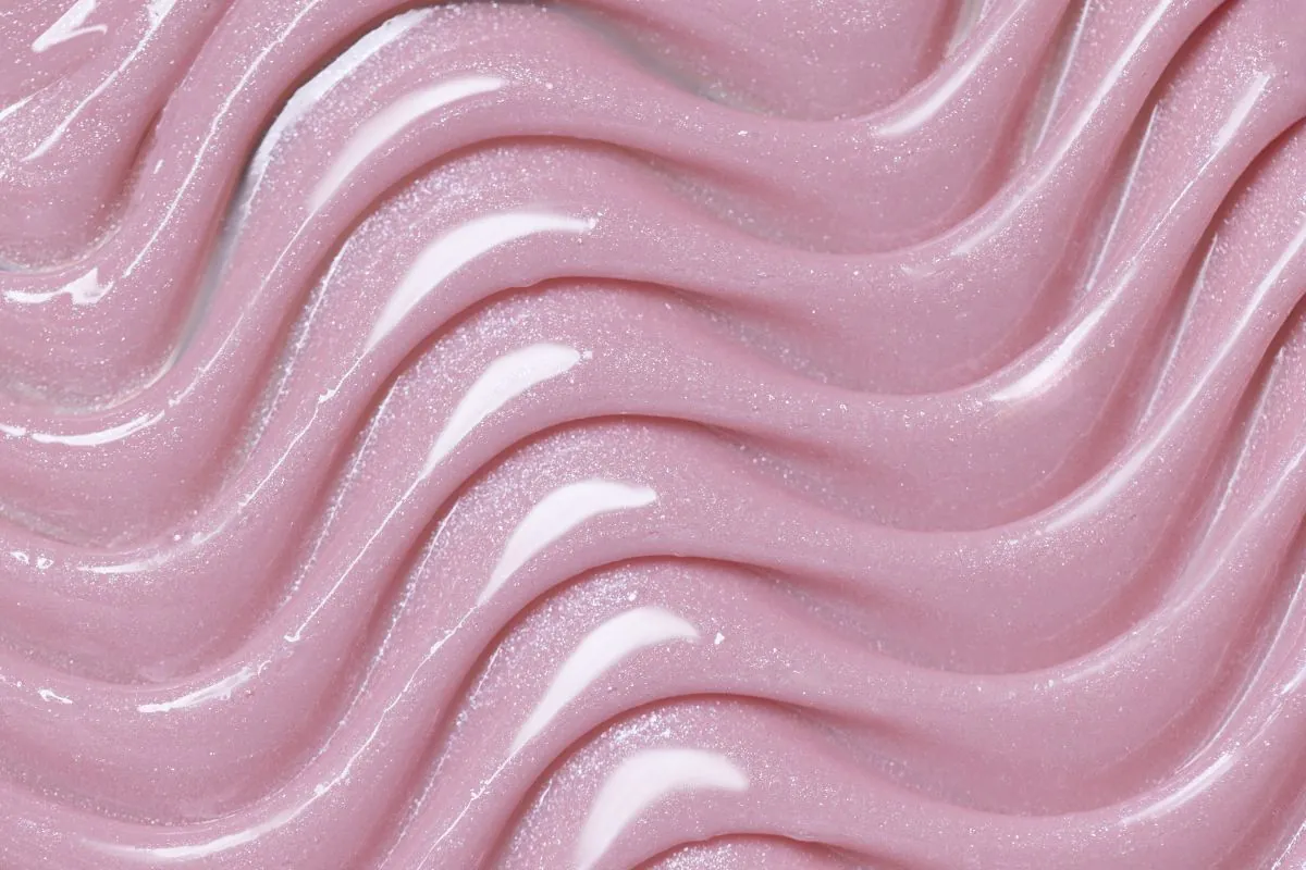 Victoria Vynn EASY FIBER GEL Sparkle Pink 50ml - tekstura żelu w falistym wzorze, rozbielony róż z perłowym połyskiem