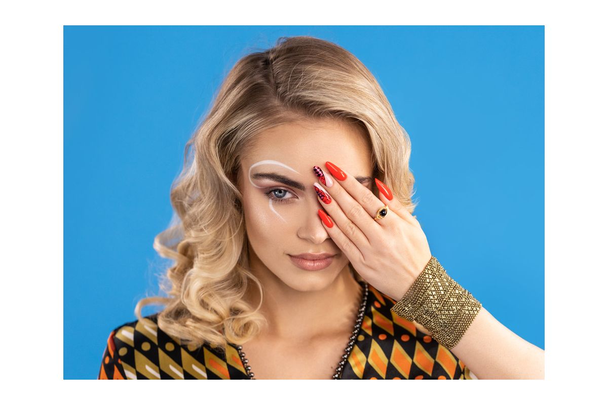 Swatch koloru lakieru hybrydowego Victoria Vynn Pure 222 Red Tattoo na paznokciach