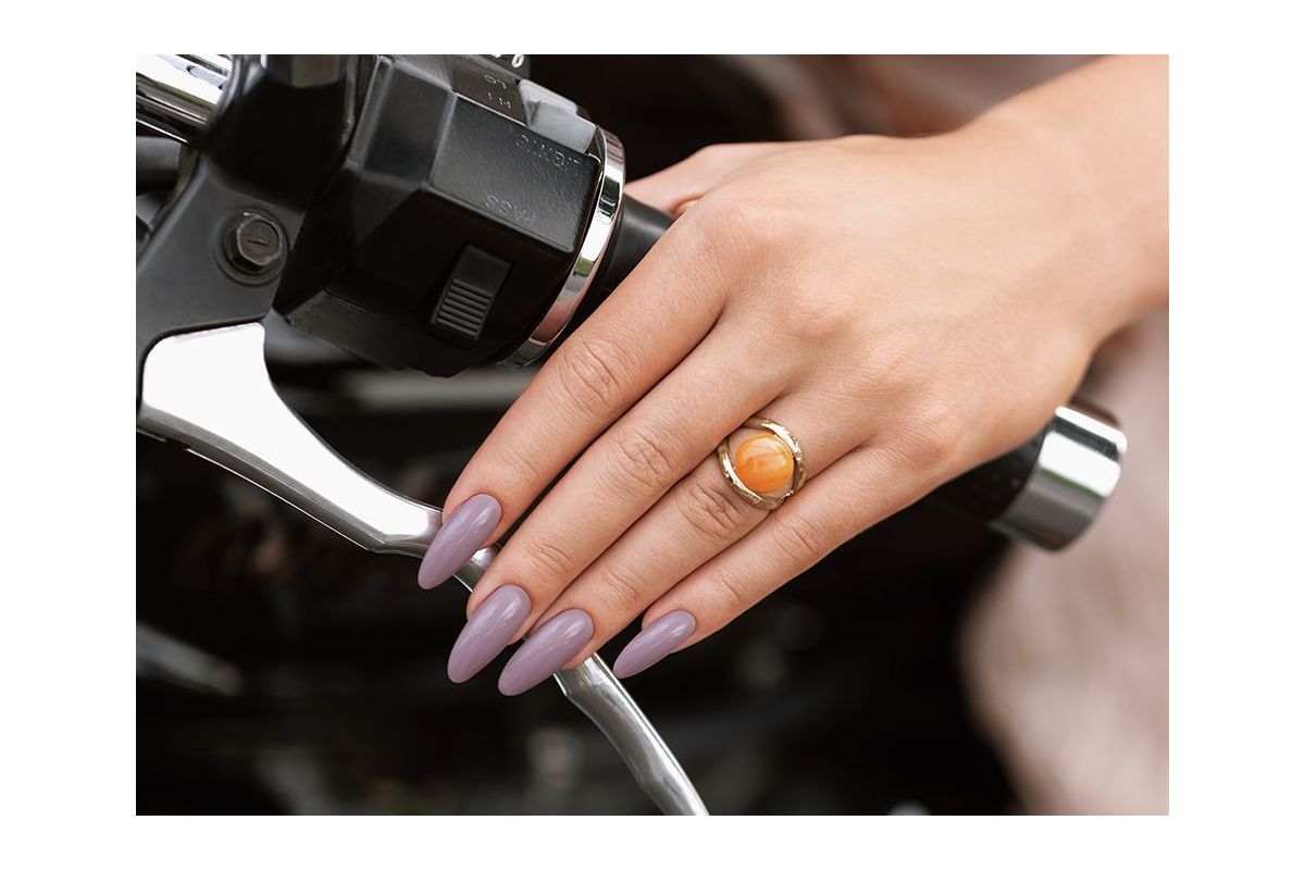Swatch koloru lakieru hybrydowego Victoria Vynn Pure 234 Mauve Landscape na paznokciach