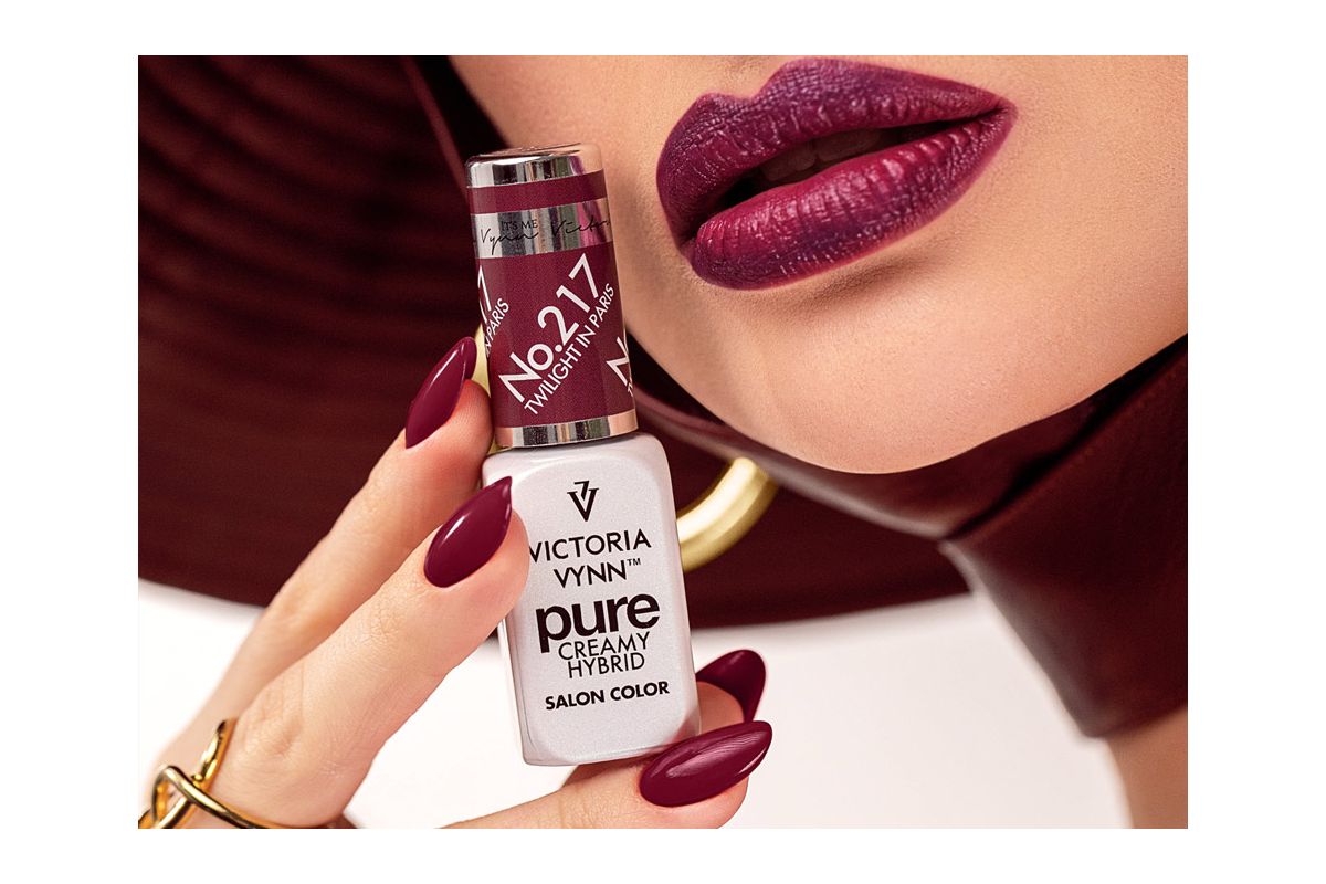 Swatch koloru lakieru hybrydowego Victoria Vynn Pure 217 Twilight in Paris na paznokciach