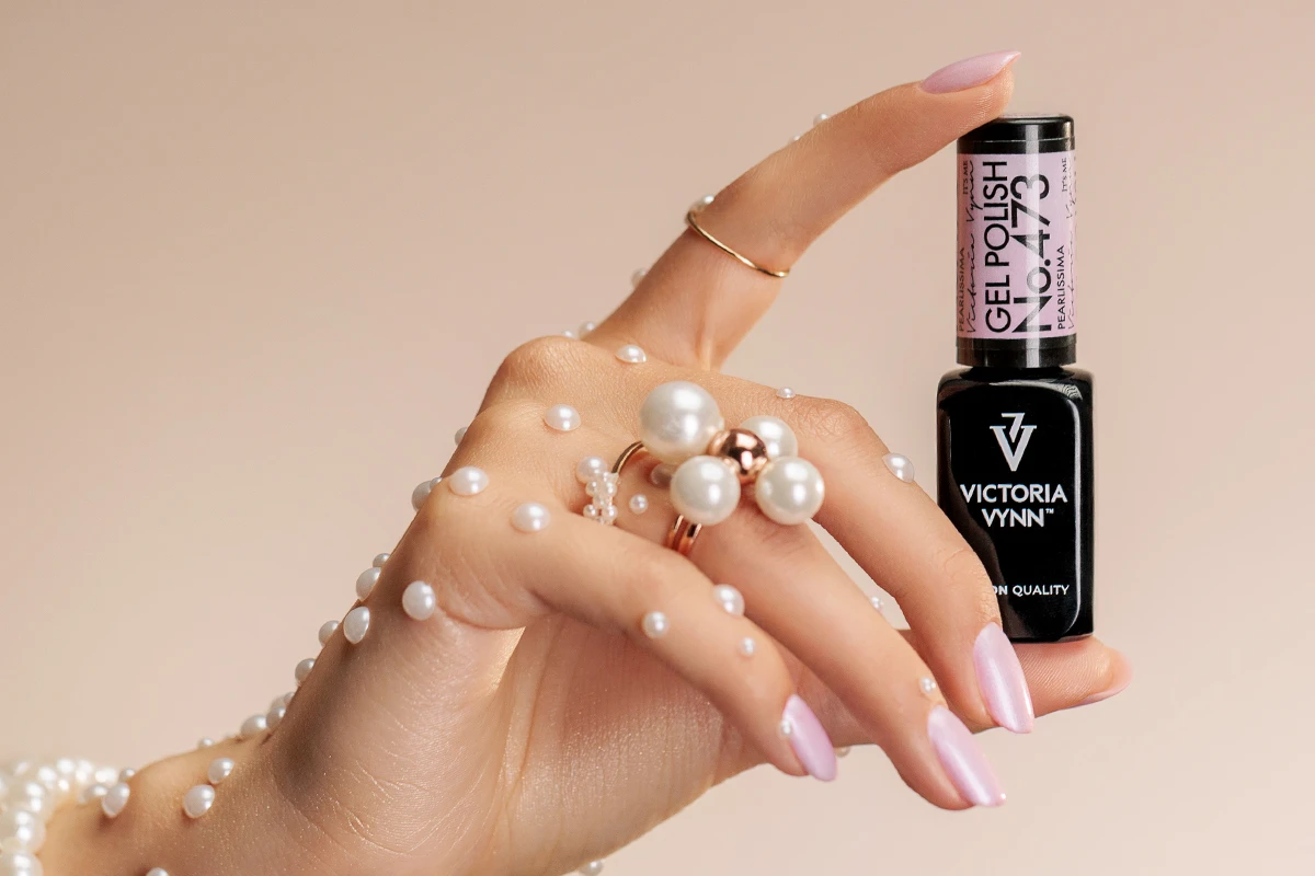 Victoria Vynn GEL POLISH 473 Pearlissima - perłowy różowy manicure na paznokciach z butelką lakieru 8ml