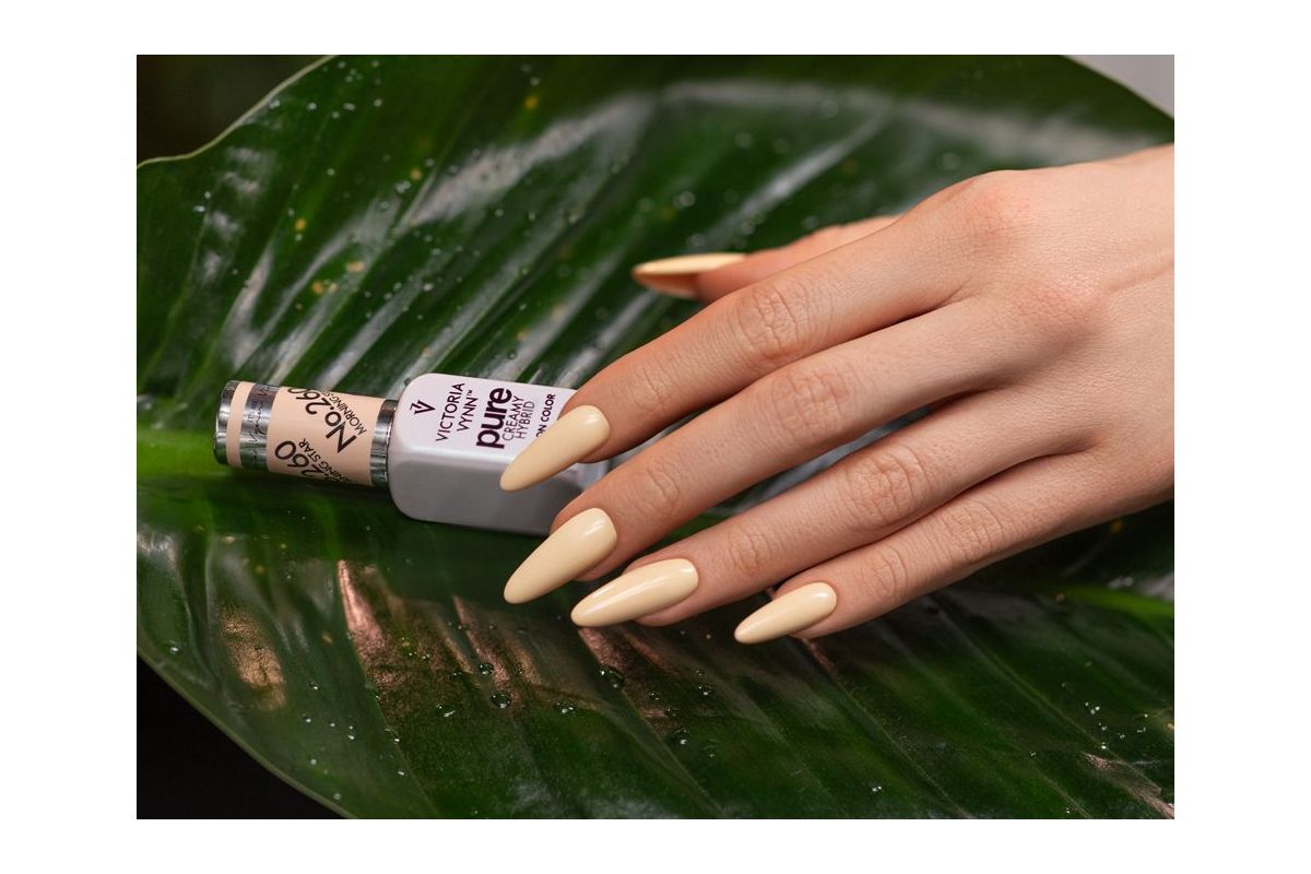 Swatch koloru lakieru hybrydowego Victoria Vynn Pure 260 Morning Star na paznokciach