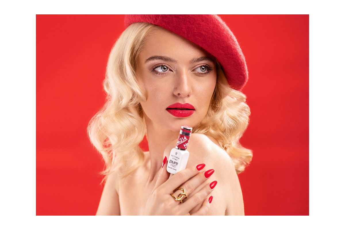 Lakier hybrydowy Victoria Vynn Pure Creamy Hybrid nr 214 Day in Barcelona 8 ml - swatch na paznokciach