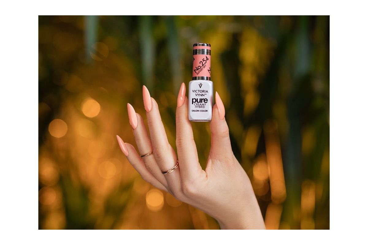 Lakier hybrydowy Victoria Vynn Pure Creamy Hybrid nr 254 Sunset Sky 8 ml - swatch na paznokciach