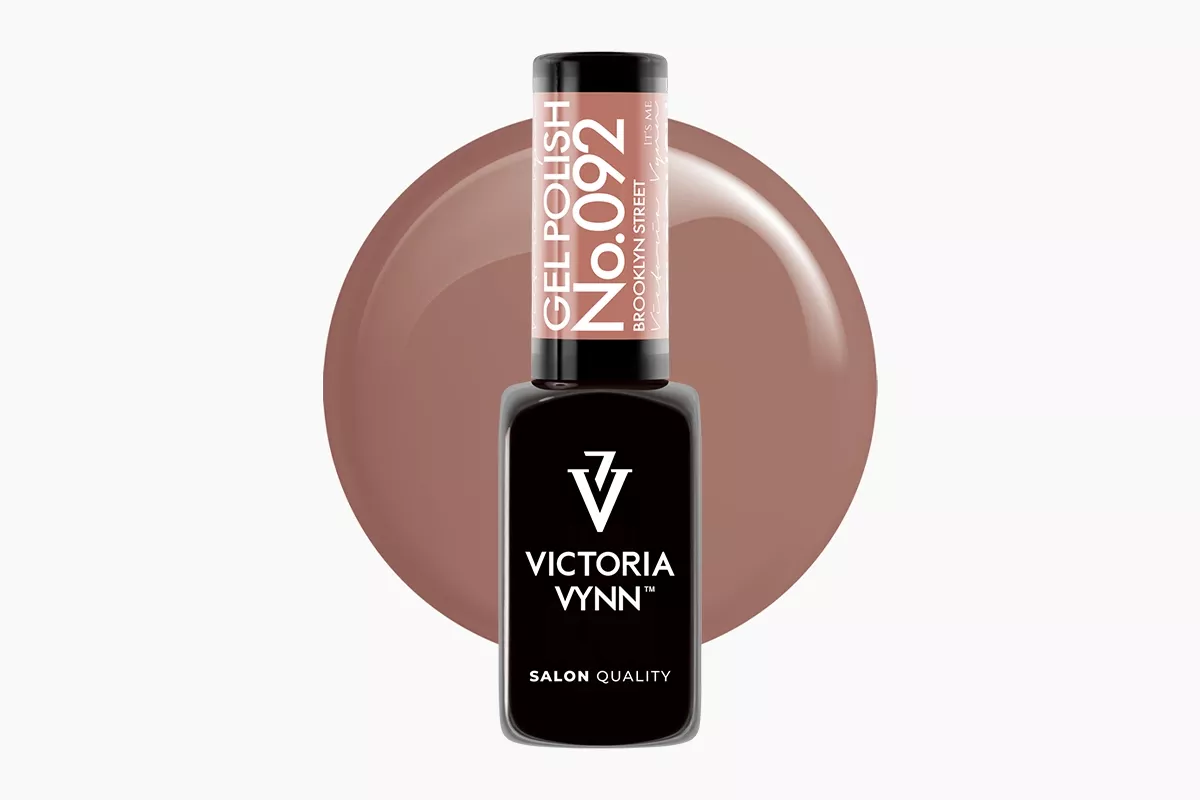 Victoria Vynn GEL POLISH 092 Brooklyn Street 8 ml - ciepły brązowy manicure na paznokciach z butelką lakieru