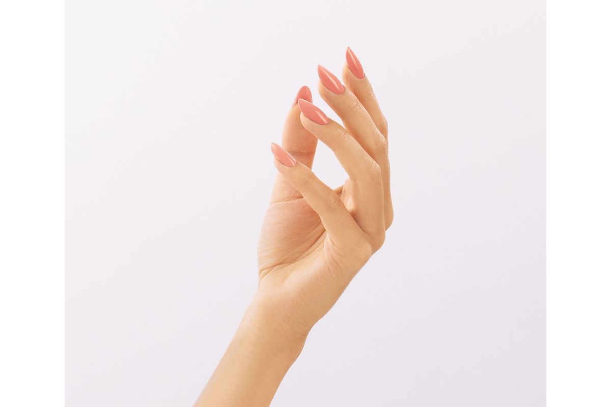 Victoria Vynn GEL POLISH 092 Brooklyn Street 8 ml - stonowany średni brąz na paznokciach