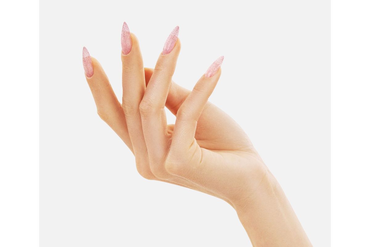 Manicure lakierem 114 Pinky Glitter - chłodny róż rozświetlony różowym brokatem na paznokciach
