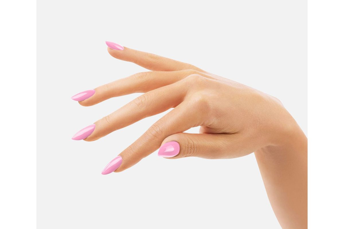 Manicure lakierem 149 Flower Lei - rozowy odcien kwiatu Plumerii na paznokciach z pelnym kryciem