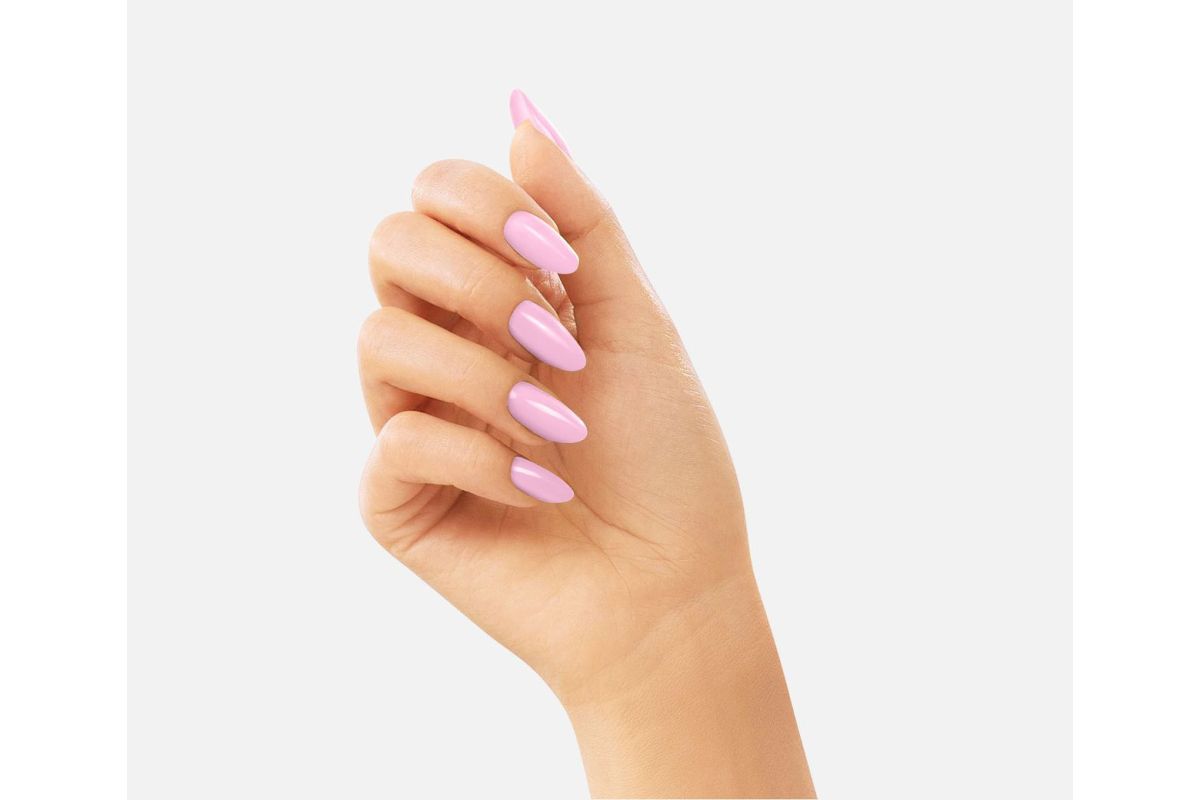 Manicure lakierem 199 Flaming Shape - slodki pastelowy roz na opalonej skorze z pelnym kryciem