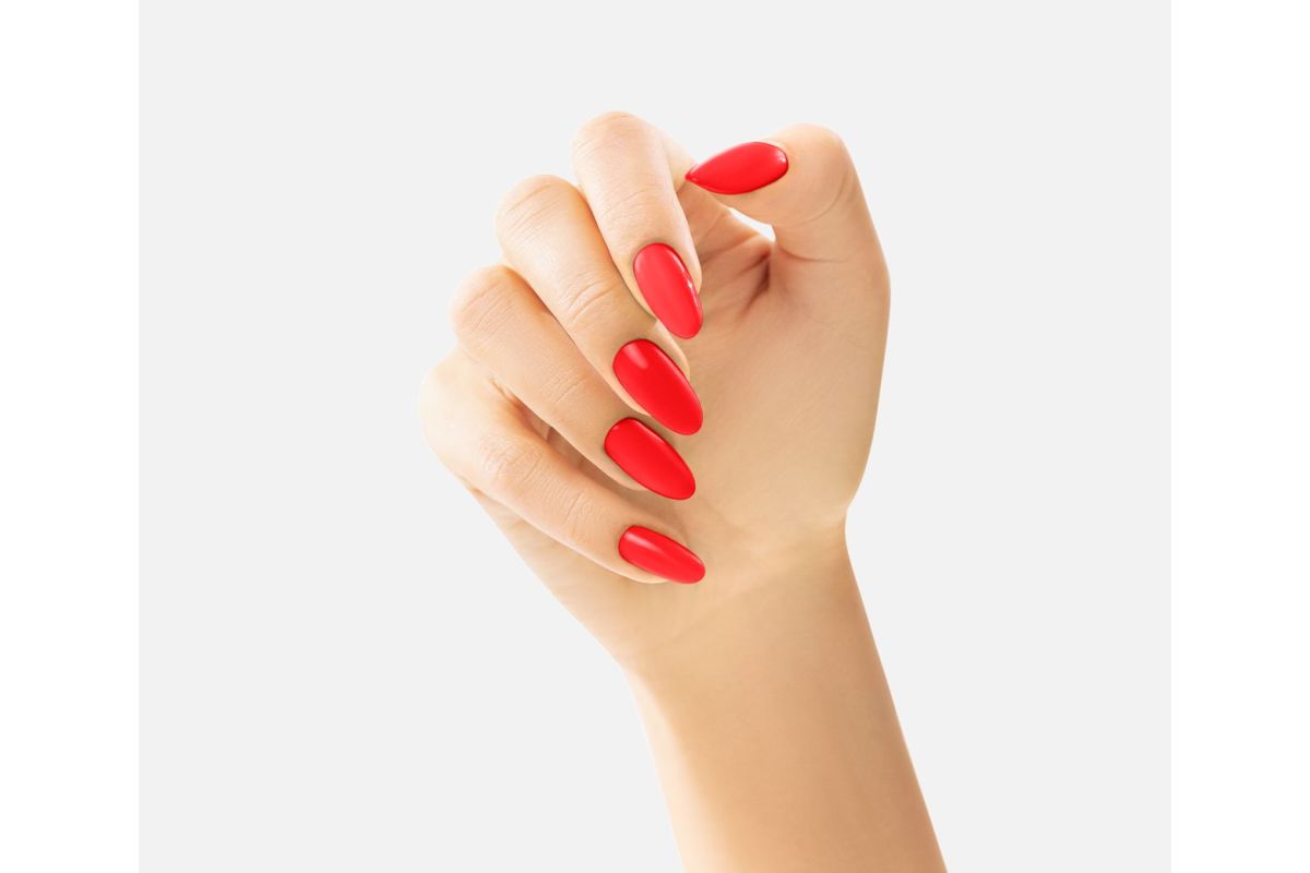 Manicure lakierem 214 Merry Christmas - czysta, ponadczasowa czerwień na paznokciach z pełnym kryciem