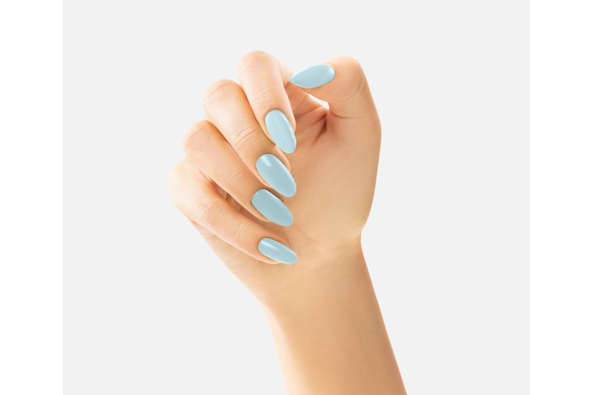 Victoria Vynn Gel Polish 249 Rain Washed - bladobłękit graniczący z bielą na paznokciach
