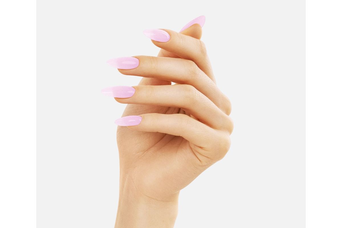 Manicure lakierem 256 Cha Cha - blady róż rozświetlony srebrzysto-różowym brokatem na paznokciach