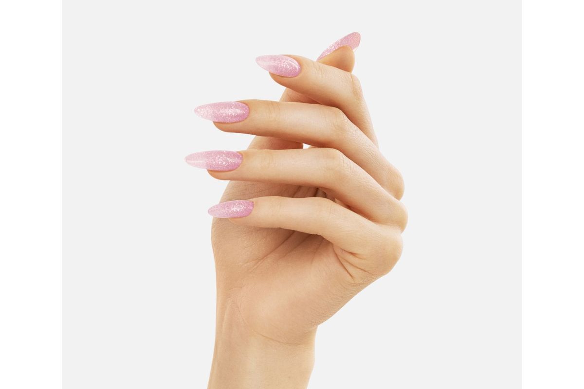 Manicure lakierem 259 Rumba - beżowy nude rozświetlony multikolorowym brokatem na paznokciach