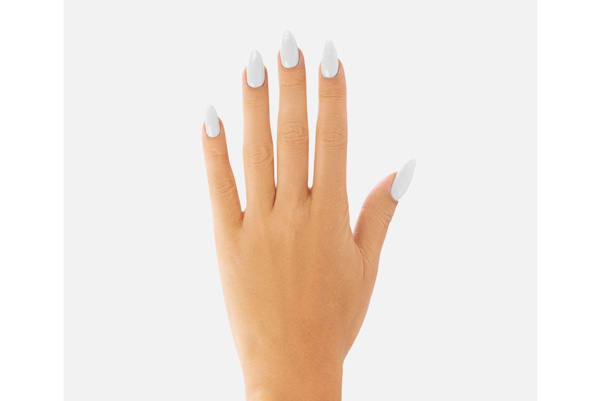 Victoria Vynn Gel Polish 261 White Queen - czysta biel, pełne krycie na paznokciach