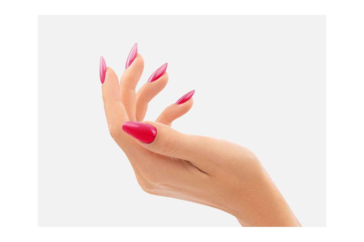 Manicure lakierem 285 Stolen Kiss - ognisty róż z czerwienią na paznokciach, pełne krycie