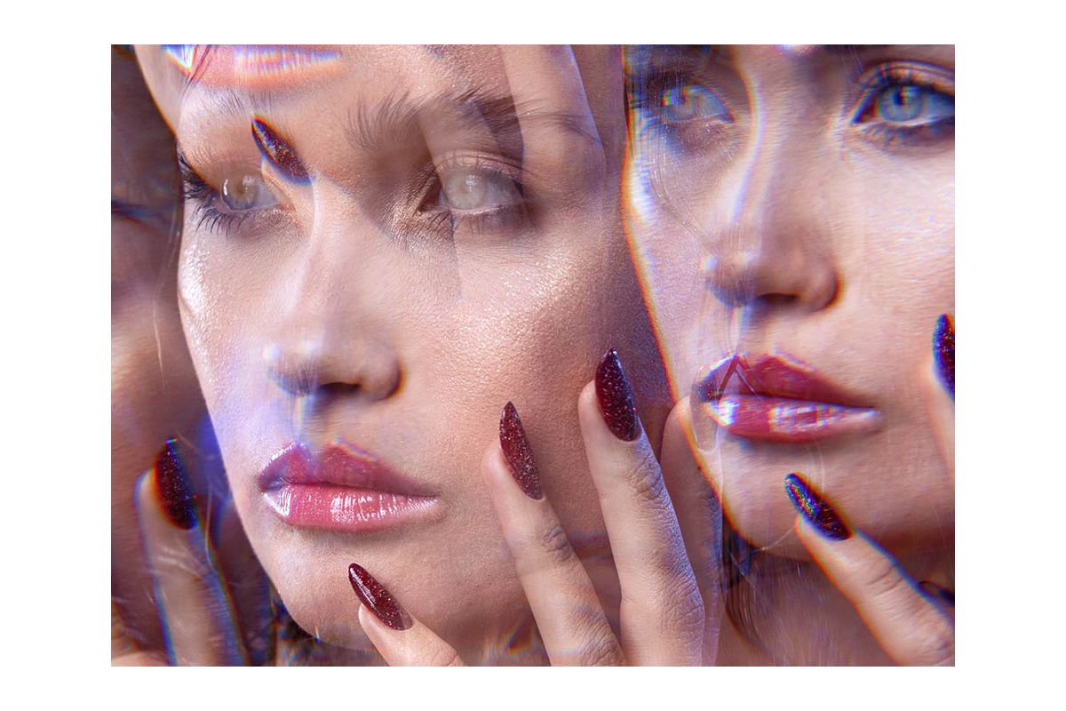 Victoria Vynn Gel Polish 295 Mahogany Vega - gęsta brokatowa iskra na mahoniu na paznokciach