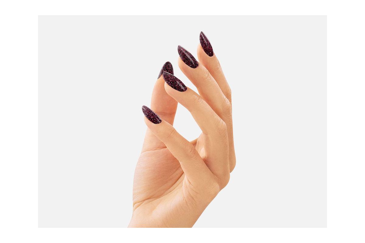 Manicure lakierem 296 Burgundy Altair - intensywny burgund rozświetlony brokatem na paznokciach