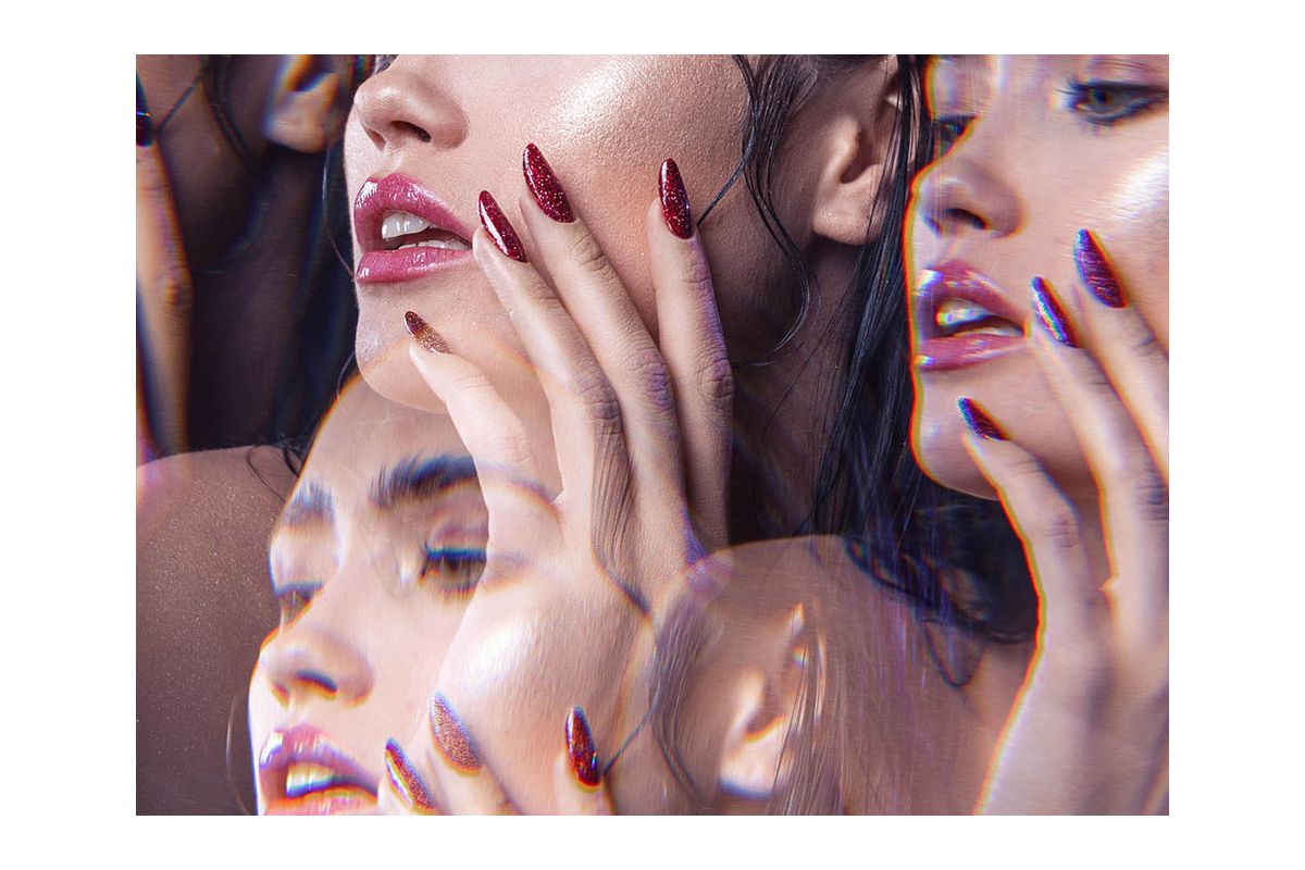 Victoria Vynn Gel Polish 296 Burgundy Altair - gęsta brokatowa iskra na burgundzie na paznokciach