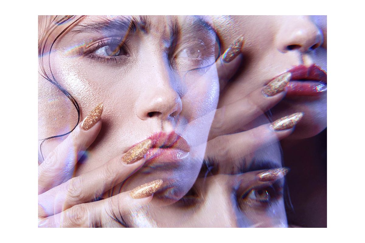 Victoria Vynn Gel Polish 300 Mimosa Gold - gęsta brokatowa iskra na złocie na paznokciach