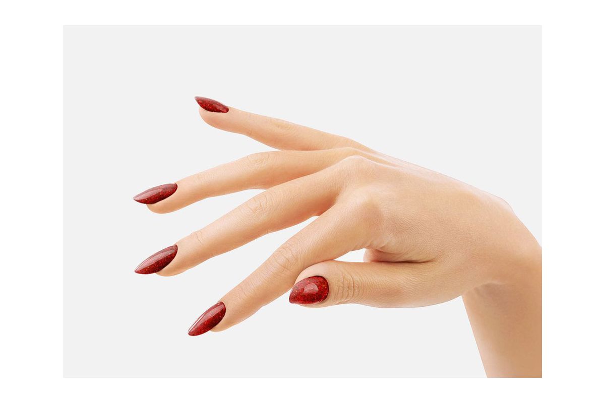 Manicure lakierem 301 Locked In Red - czerwień z brokatem i rubinowymi refleksami