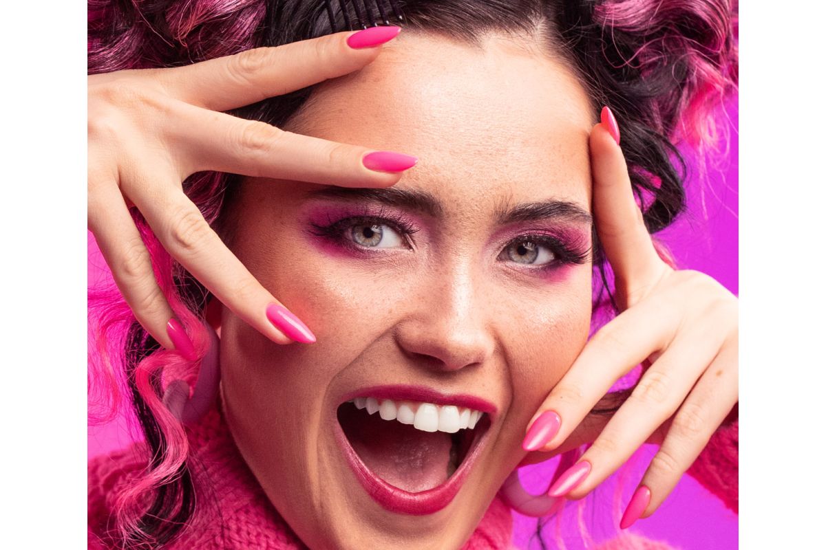Paznokcie pomalowane lakierem 310 Pink Mina - pełne, nasycone krycie neonowego różu